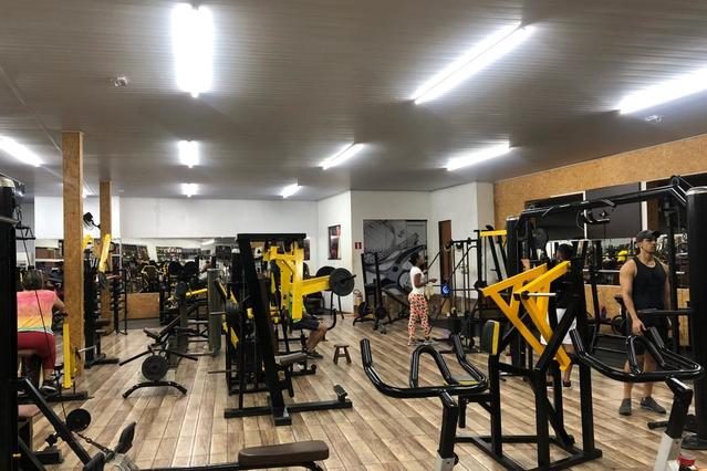 Salão de musculação visto da entrada