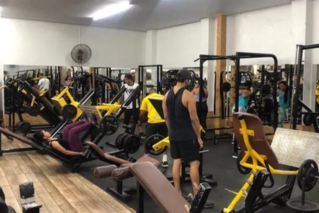 Alunos treinando nas máquinas